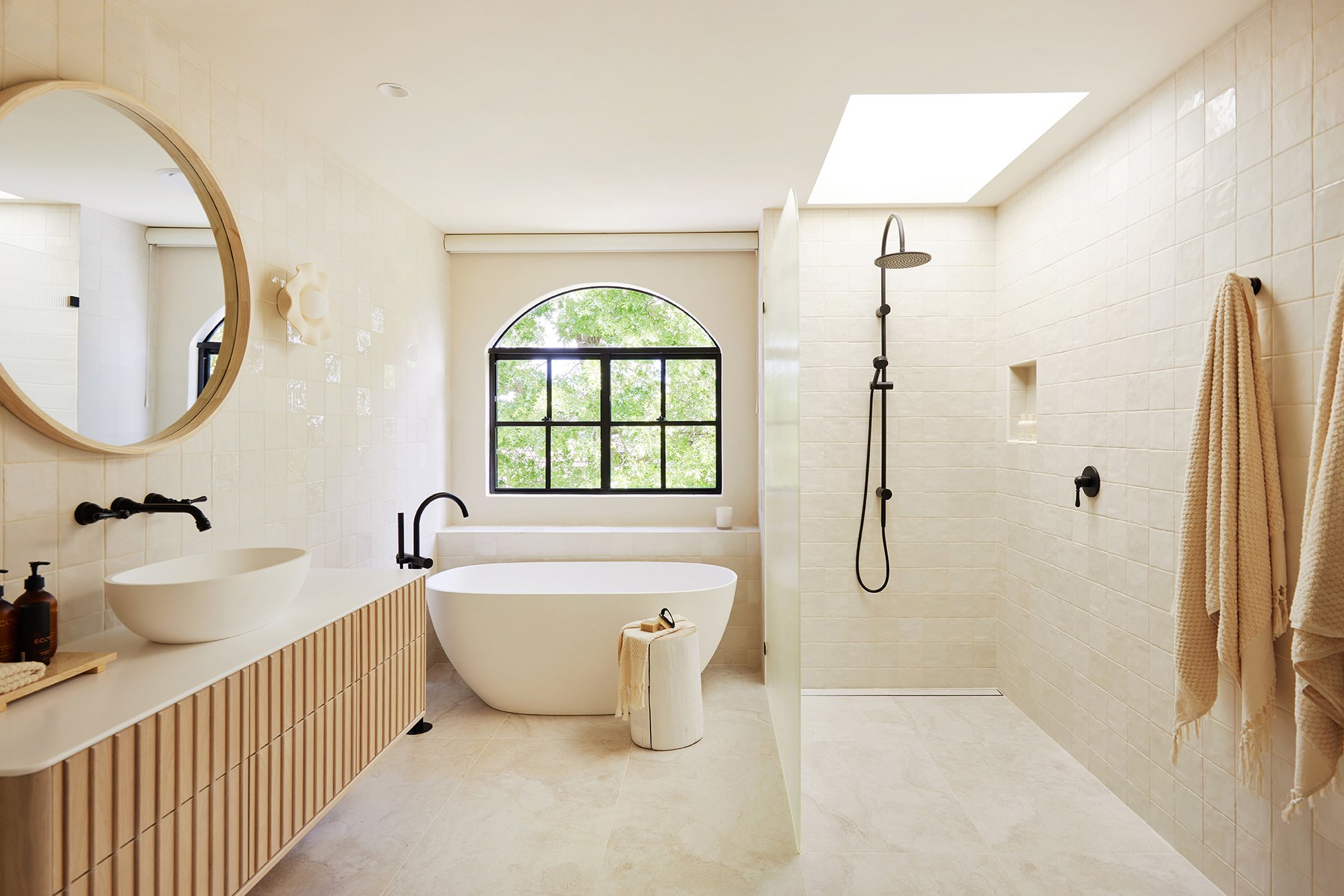 What is included in a standard plumbing service call in Hobart?
